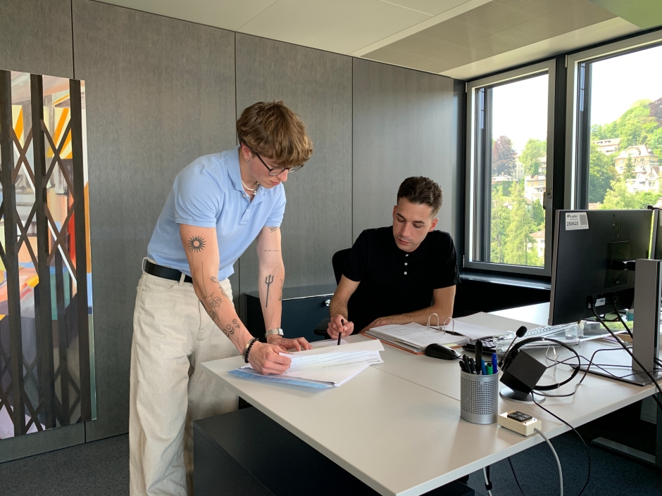 Enrico Galasso und Dario Sch&ouml;nenberger von der Stadtkanzlei pr&uuml;fen die eingegangenen Wahlvorschl&auml;ge