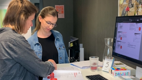 Nicole Tannheimer und Sandra N&auml;f von der Grafikabteilung erarbeiten das Design der Wahlunterlagen