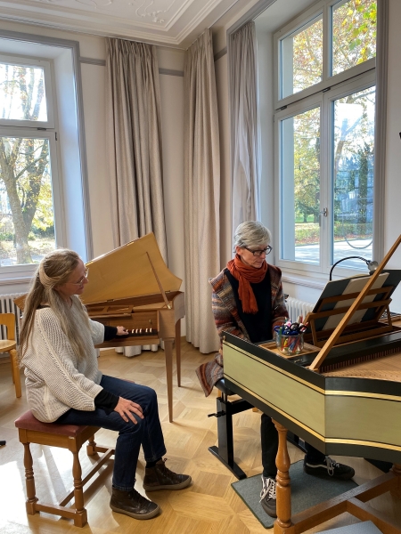 Gemeinsam an den Instrumenten