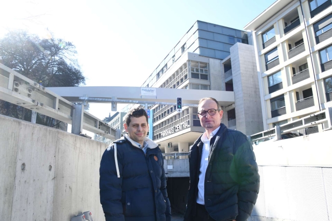 ie PKSG-Verantwortlichen Gerardo Longo und Silvan Schneider vor dem neuen Parkhaus Central.