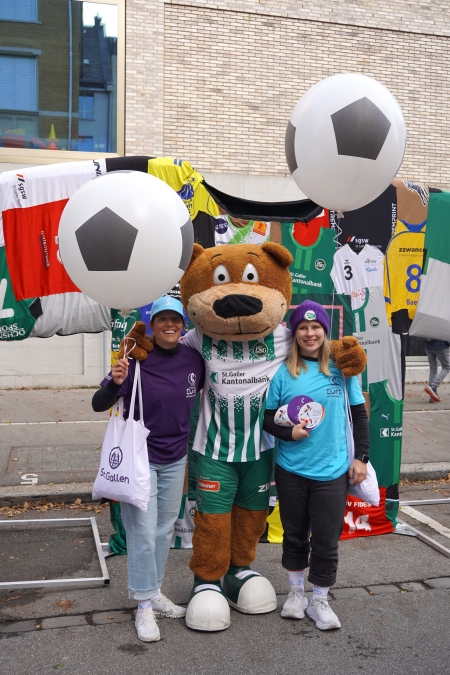 Mit viel Herzblut f&uuml;r die Teamfarben: Annina Huber (Vermarktung) und C&eacute;line Bradke (Projektleiterin)