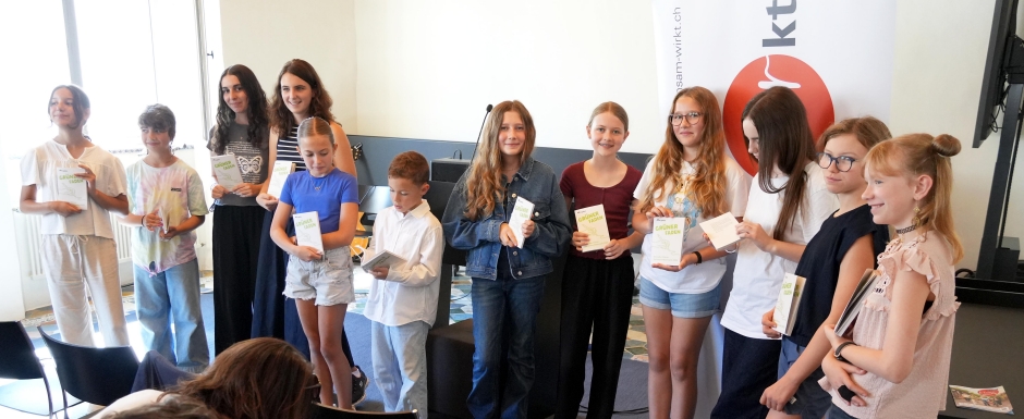 Autorinnen und Autor des Taschenbuchs &laquo;Gr&uuml;ner Faden&raquo;.