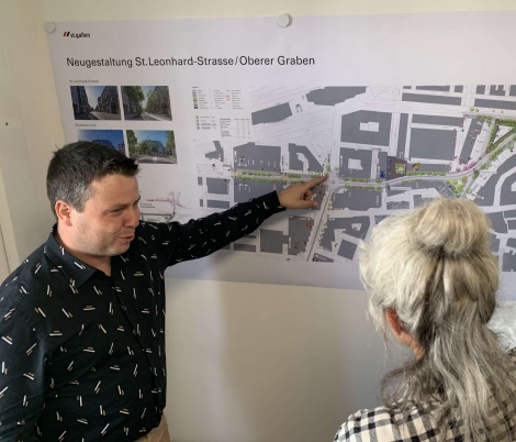 Verkehrsplaner Stefan Pfiffner erkl&auml;rt, was an der neuralgischen Stelle beim Helvetiakreisel (bei der SGKB) geplant ist.