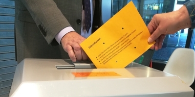 B&uuml;rger legt Couvert in Wahlurne