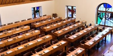 Symbolbild Abstimmungsbriefkasten bei Rathaus