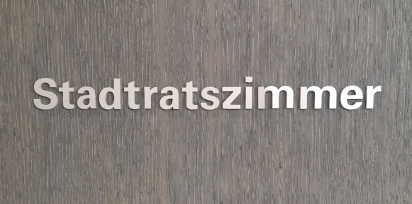 Symbolbild Abstimmungsbriefkasten bei Rathaus