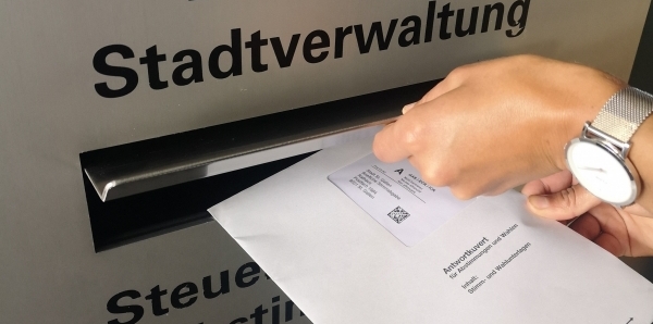 Symbolbild Abstimmungsbriefkasten bei Rathaus
