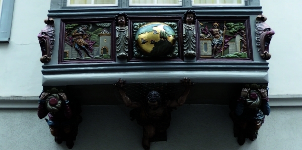 Reich verzierter Erker an der Kugelgasse 8 / 10