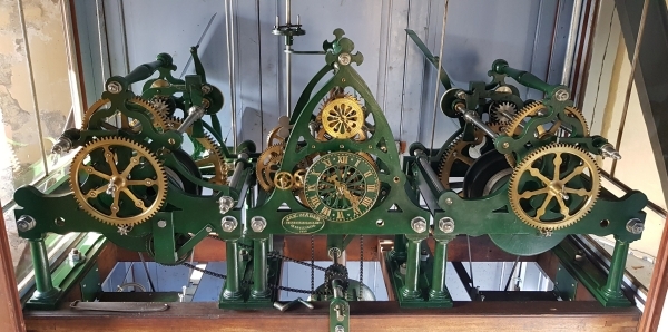 Uhrwerk der restaurierten mechanischen Turmuhr von 1896