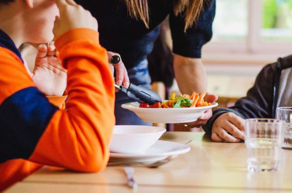 Gem&uuml;se wird an Kinder verteilt
