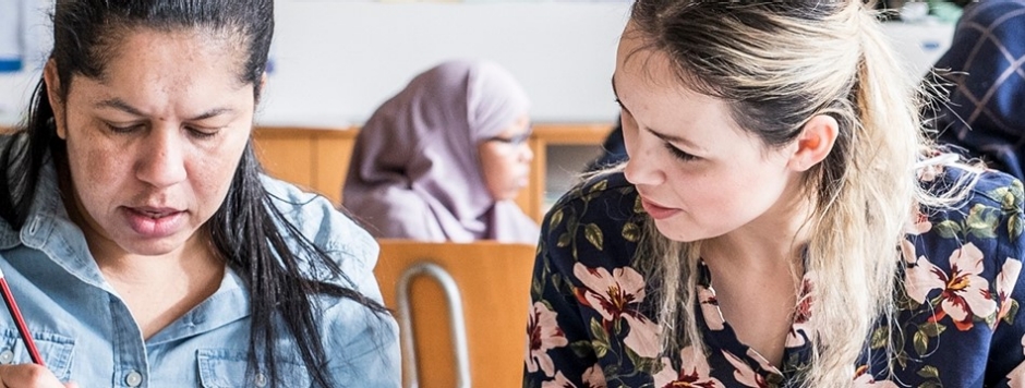 Teilnehmerin und Lehrerin im Klassenzimmer