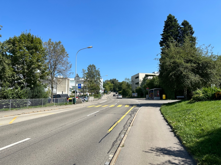 Strasse in einem Quartier.