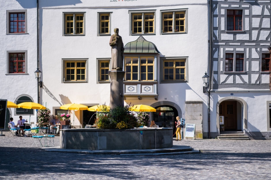 Ansicht Gallusbrunnen, Aussengastronomie im Hintergrund