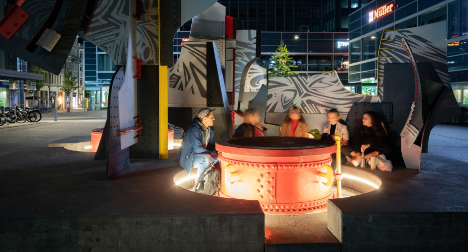 Personengruppe sitzt vor Neumarkt