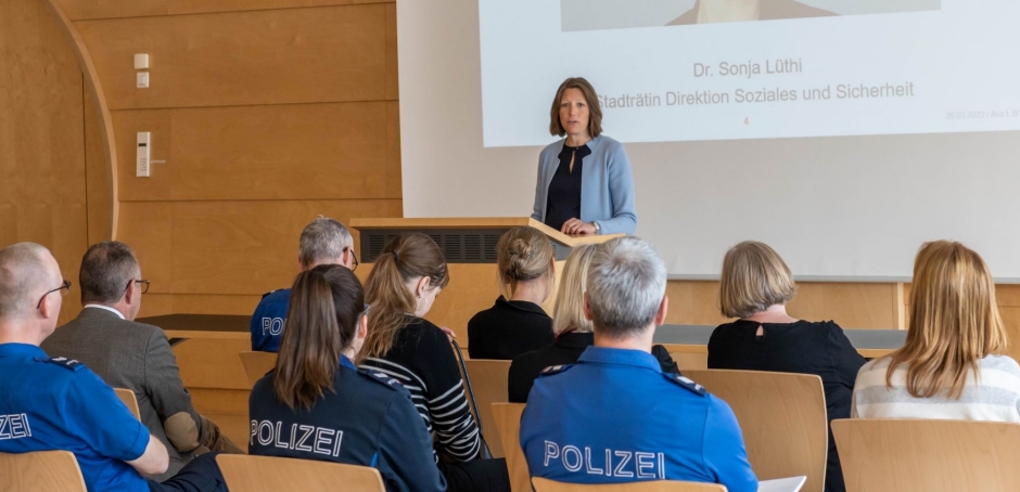 Sonja L&uuml;thi h&auml;lt eine Rede am Kick-Off