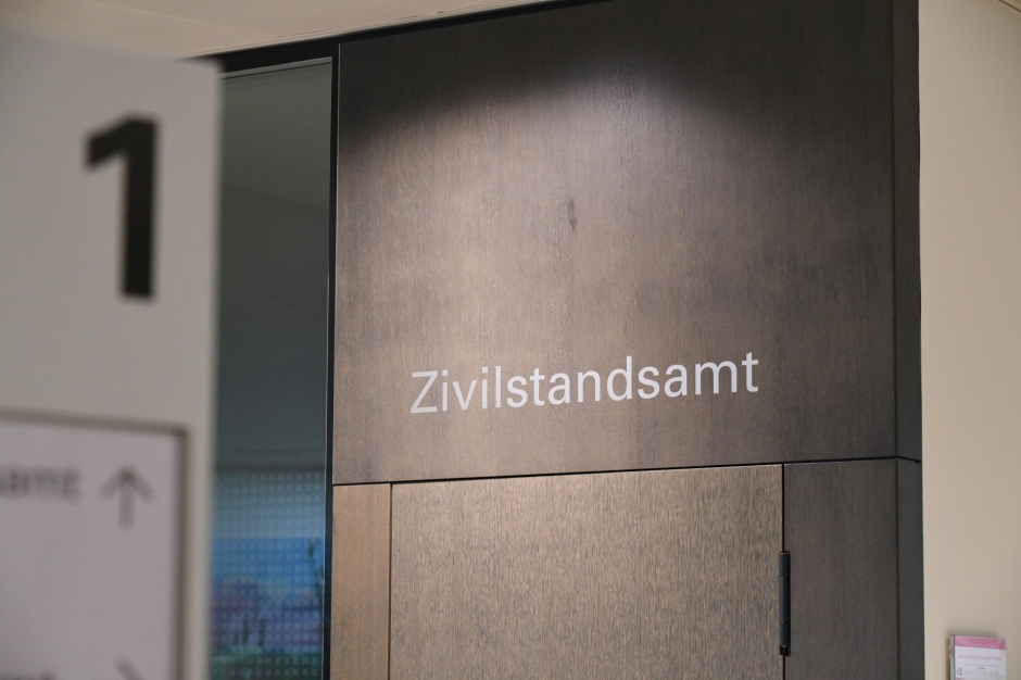 Bild der T&uuml;r beim Zivilstandsamt im Rathaus mit Beschriftung "Zivilstandsamt"