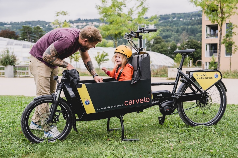 ein Kind in einem eCargobike-Sharing