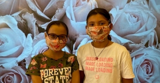 Kinder mit eigenen Masken