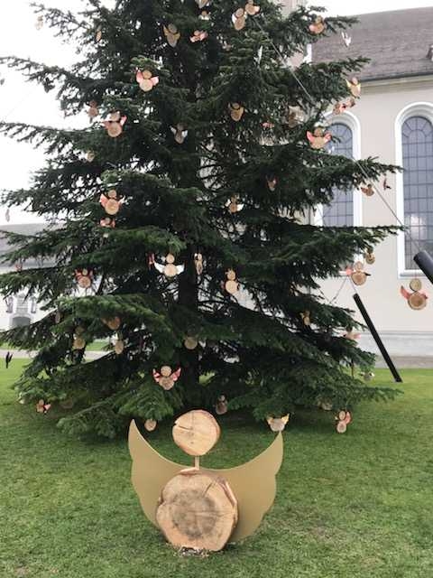 Tanne mit Weihnachtsengeln