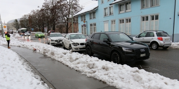 Besch&auml;digte Fahrzeuge auf der Z&uuml;rcher Strasse