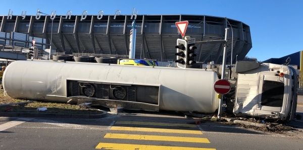 Umgekippter Sattelschlepper