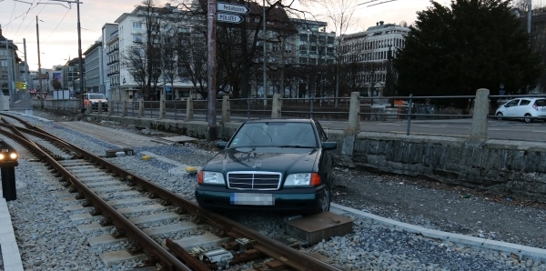Auto auf den Gleisen