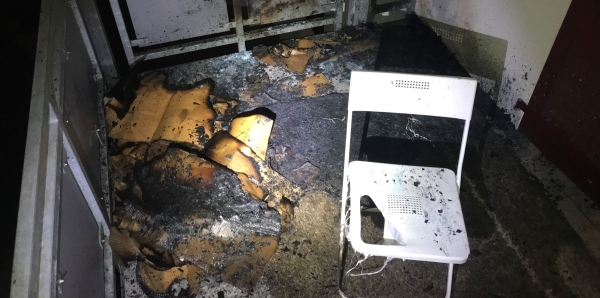 Verbrannter Karton auf Balkon