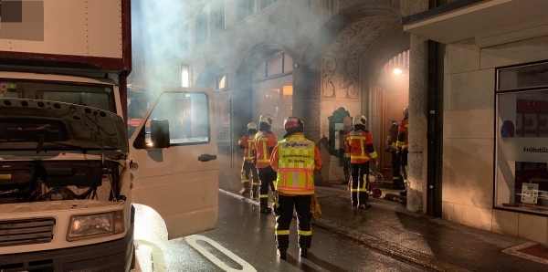 Rauchender Lieferwagen erfordert Feuerwehr