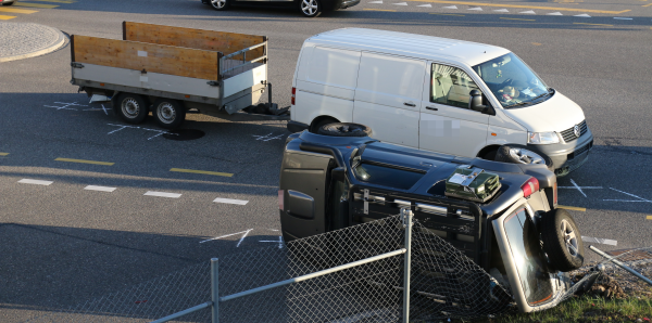 Streifkollision - Fahrzeug kippt seitlich um