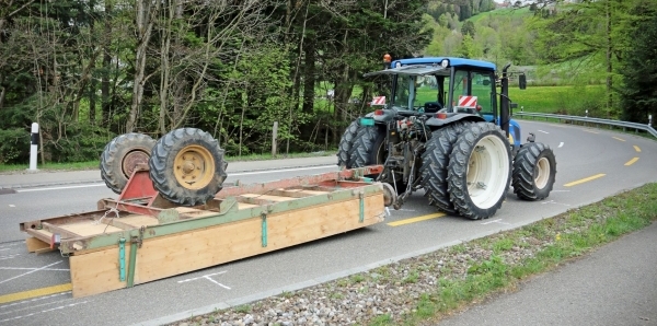 Traktor mit umgekipptem Anh&auml;nger auf der Rehetobelstrasse