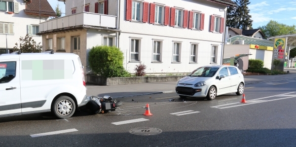 Auffahrkollision: Motorrad mittendrin