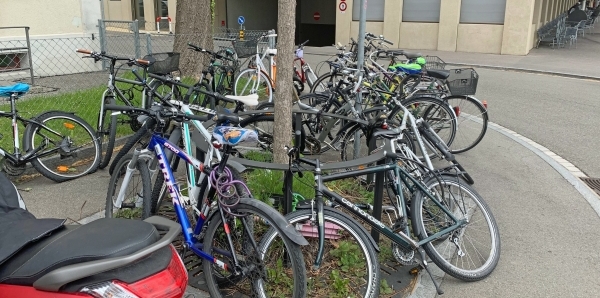 Velos auf dem Trottoir an der Lagerstrasse