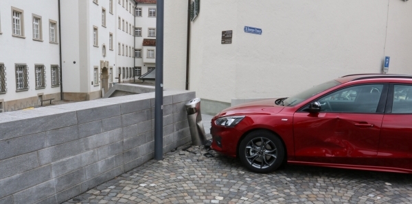 Fahrzeug rollt Strasse hinunter