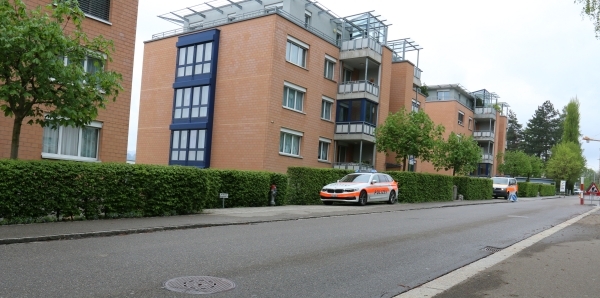 Junge rennt vor Auto