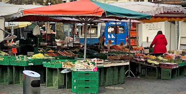 Mann kauft Fr&uuml;chte am St.Galler Markt