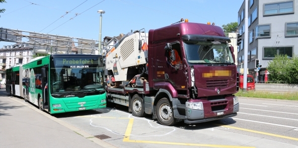 Kollision Bus und LKW