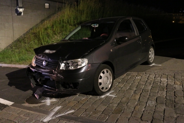 besch&auml;digtes Auto vom Unfall
