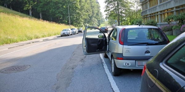Offene Autot&uuml;r an der Demutstrasse