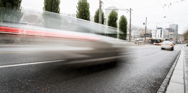 vorbeifahrendes Auto