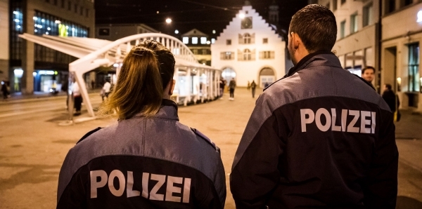 Polizisten auf dem Marktplatz, im Hintergrund das Waaghaus