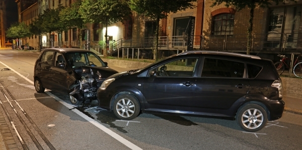 Fahrzeuglenker f&auml;hrt in parkiertes Auto.