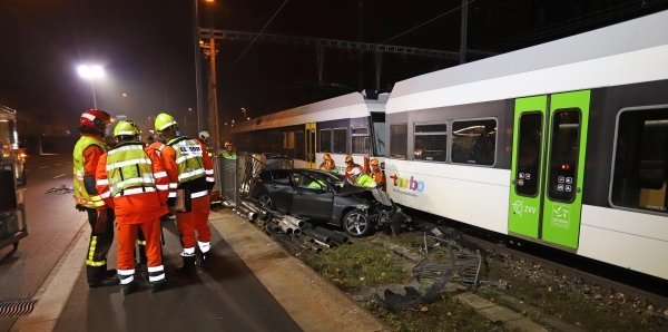 Unfallauto im Schotterbett