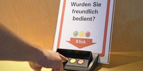 FeedbackNow Bewertungsystem an einem Schalter der Stadtpolizei St.Gallen