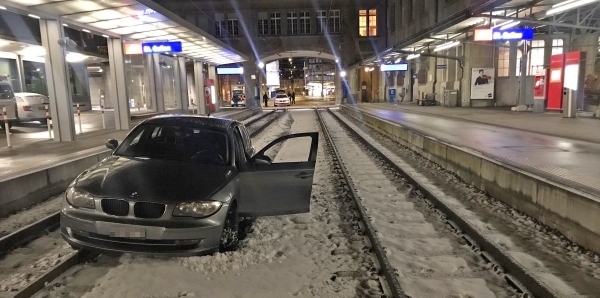 Auto auf Bahngleise