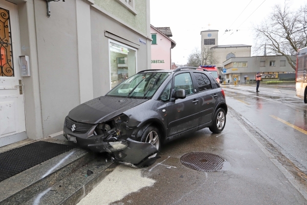 Auto nach dem Aufprall mit der Treppe des Hauseingangs