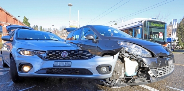 Frontansicht der kollidierten Autos