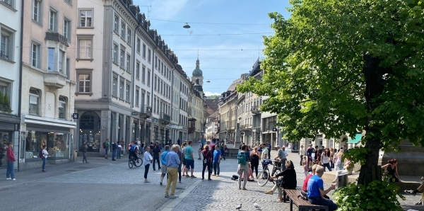 Teilnehmende der Aktion beim Vadiandenkmal und Passanten