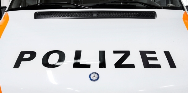 Symbolbild einer Motorhaube mit der Aufschrift "Polizei"