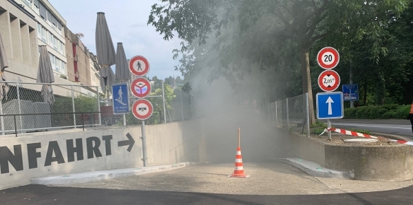 Tiefgarageneinfahrt Burggraben mit Rauch