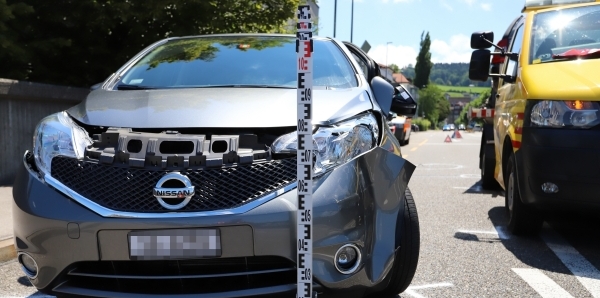 &Uuml;bersicht Auto links und Abschleppwagen rechts